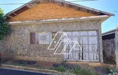 Imagem: A casa possui 4 Dormitórios, 1 Banheiro, 2 Vagas na garagem