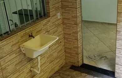 Imagem: A casa possui 1 Dormitório, 1 Banheiro, 1 Vaga na garagem