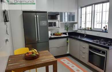 Imagem: A casa possui 3 Dormitórios, 2 Banheiros, 2 Vagas na garagem