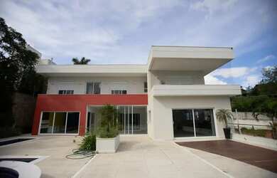 Imagem: A casa possui 4 Dormitórios, 5 Banheiros, 5 Vagas na garagem