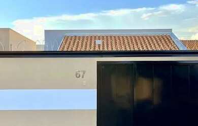 Imagem: A casa possui 2 Dormitórios, 1 Banheiro, 2 Vagas na garagem