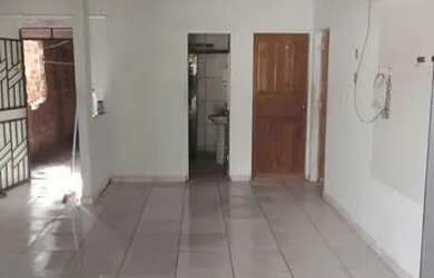 Imagem: A casa possui 3 Dormitórios, 1 Banheiro, 1 Vaga na garagem