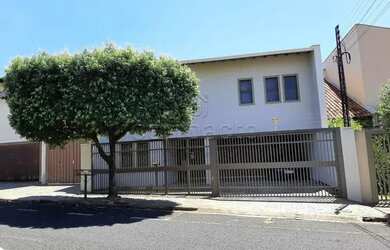 Imagem: A casa possui 3 Dormitórios, 5 Banheiros, 2 Vagas na garagem