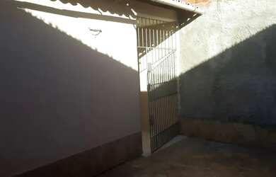 Imagem: A casa possui 2 Dormitórios, 1 Banheiro, 1 Vaga na garagem