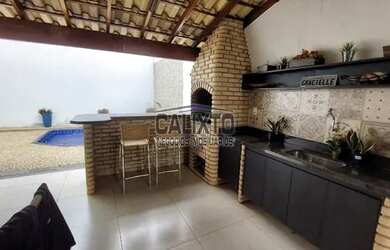 Imagem: A casa possui 4 Dormitórios, 2 Banheiros, 2 Vagas na garagem