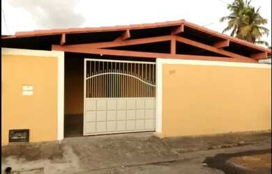 Imagem: A casa possui 3 Dormitórios, 2 Banheiros, 2 Vagas na garagem