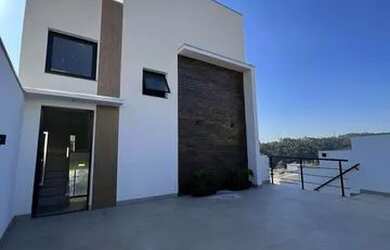 Imagem: A casa possui 3 Dormitórios, 1 Banheiro, 3 Vagas na garagem