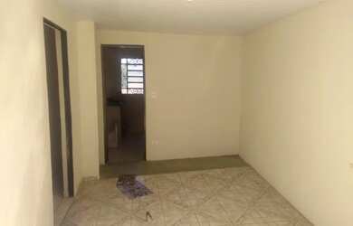 Imagem: A casa possui 1 Dormitório, 1 Banheiro, 1 Vaga na garagem