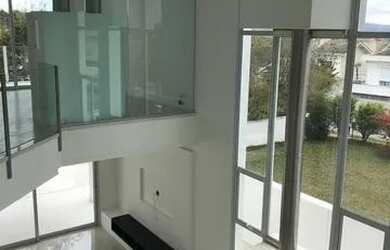 Imagem: A casa em condomínio possui 4 Dormitórios, 5 Banheiros, 4