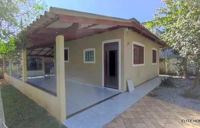 Imagem: A casa possui 3 Dormitórios, 1 Banheiro, 2 Vagas na garagem