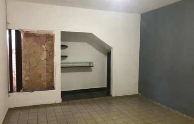 Imagem: A casa possui 3 Dormitórios, 1 Banheiro, 1 Vaga na garagem