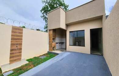 Imagem: A casa possui 3 Dormitórios, 2 Banheiros, 2 Vagas na garagem