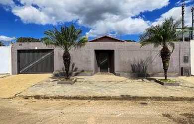 Imagem: A casa possui 3 Dormitórios, 3 Banheiros, 2 Vagas na garagem