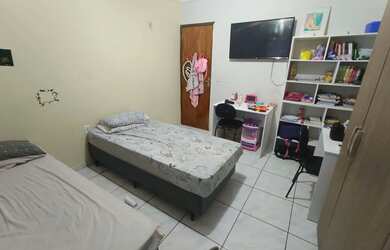 Imagem: A casa possui 3 Dormitórios, 2 Banheiros, 2 Vagas na garagem