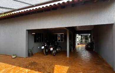 Imagem: A casa possui 3 Dormitórios, 2 Banheiros, 3 Vagas na garagem