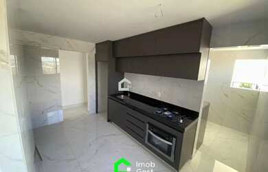 Imagem: O apartamento possui 3 Dormitórios, 1 Banheiro, 2 Vagas na