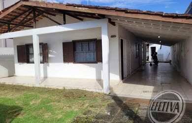 Imagem: A casa possui 3 Dormitórios, 1 Banheiro, 2 Vagas na garagem