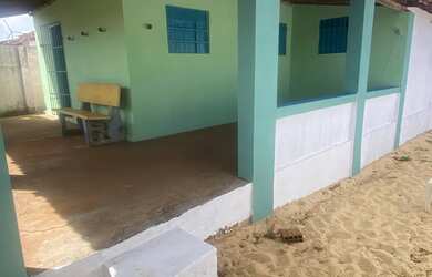 Imagem: A casa possui 4 Dormitórios, 2 Banheiros, 3 Vagas na garagem