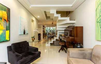 Imagem: A casa em condomínio possui 4 Dormitórios, 4 Banheiros, 1