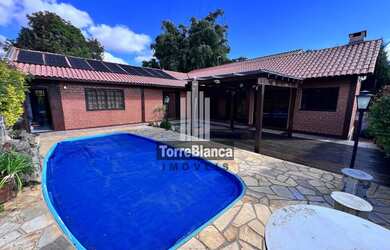 Imagem: A casa possui 4 Dormitórios, 3 Banheiros, 4 Vagas na garagem