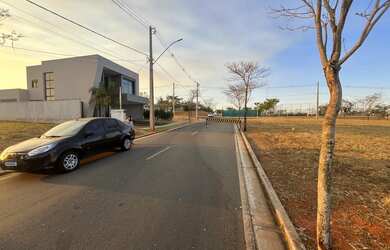 Imagem: O terreno possui 360m² de Área e está localizado em Parque