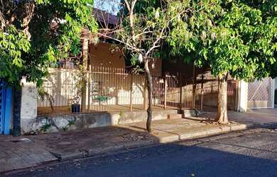 Imagem: A casa possui 2 Dormitórios, 1 Banheiro, 3 Vagas na garagem