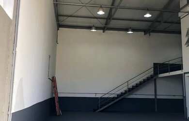 Imagem: O depósito possui 2 Vagas na garagem, 300m² de Área e está