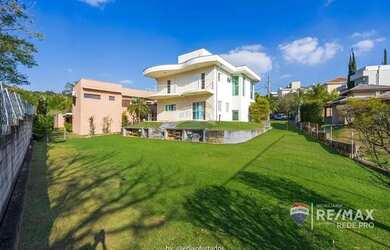 Imagem: A casa possui 3 Dormitórios, 5 Banheiros, 4 Vagas na garagem