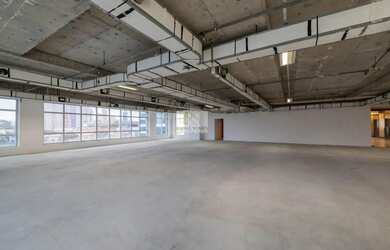 Imagem: O depósito possui 5 Vagas na garagem, 385m² de Área e está