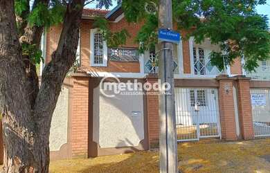 Imagem: A casa possui 1 Dormitório, 3 Banheiros, 3 Vagas na garagem