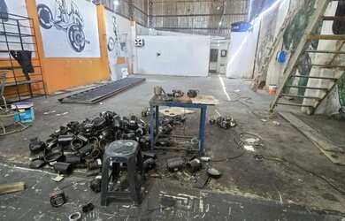 Imagem: A casa possui 1 Dormitório, 1 Banheiro, 5 Vagas na garagem