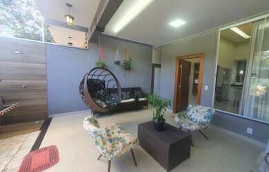 Imagem: A casa possui 3 Dormitórios, 2 Banheiros, 3 Vagas na garagem