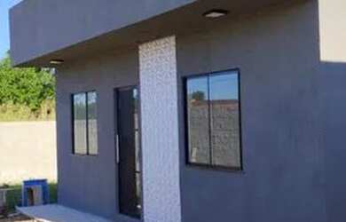 Imagem: A casa possui 3 Dormitórios, 1 Banheiro, 2 Vagas na garagem