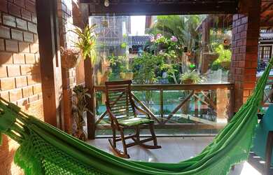 Imagem: A casa possui 3 Dormitórios, Acomodam 10 pessoas, 2 Vagas na