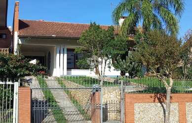 Imagem: A casa possui 3 Dormitórios, 2 Banheiros, 3 Vagas na garagem