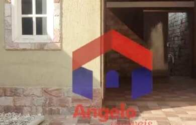 Imagem: A casa possui 4 Dormitórios, 2 Banheiros, 3 Vagas na garagem