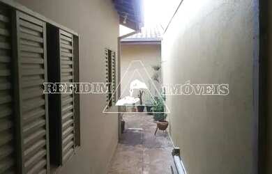 Imagem: A casa possui 3 Dormitórios, 2 Banheiros, 3 Vagas na garagem