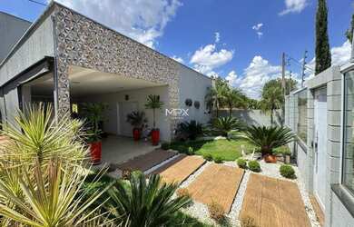 Imagem: A casa possui 3 Dormitórios, 5 Banheiros, 4 Vagas na garagem