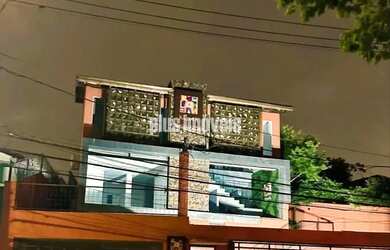 Imagem: A casa possui 4 Dormitórios, 5 Banheiros, 4 Vagas na garagem