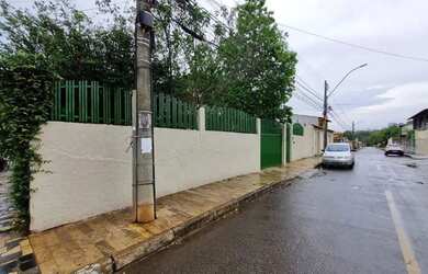 Imagem: A casa possui 5 Dormitórios, 4 Banheiros, 300m² de Área e