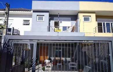 Imagem: A casa possui 3 Dormitórios, 3 Banheiros, 2 Vagas na garagem