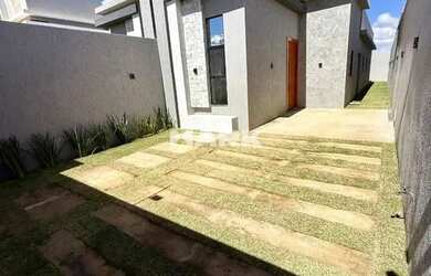 Imagem: A casa possui 3 Dormitórios, 2 Banheiros, 2 Vagas na garagem