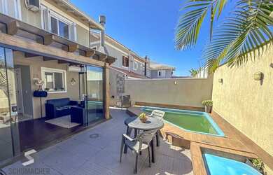 Imagem: A casa possui 3 Dormitórios, 3 Banheiros, 2 Vagas na garagem