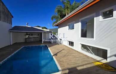 Imagem: A casa possui 4 Dormitórios, 2 Banheiros, 2 Vagas na garagem