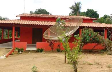 Imagem: A casa possui 2 Dormitórios, 2 Banheiros, 2 Vagas na garagem