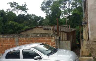 Imagem: A casa possui 2 Dormitórios, 1 Banheiro, 336m² de Área e