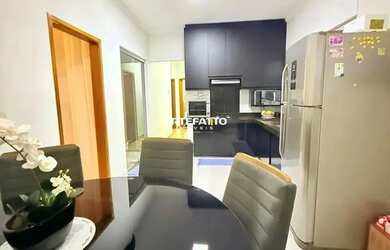 Imagem: A casa possui 3 Dormitórios, 2 Banheiros, 2 Vagas na garagem