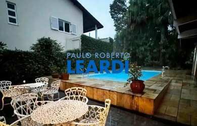 Imagem: A casa em condomínio possui 4 Dormitórios, 2 Banheiros, 2