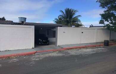 Imagem: A casa possui 2 Dormitórios, 3 Vagas na garagem e está localizado