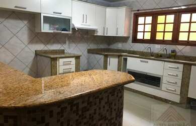 Imagem: A casa possui 5 Dormitórios, 4 Banheiros, 3 Vagas na garagem